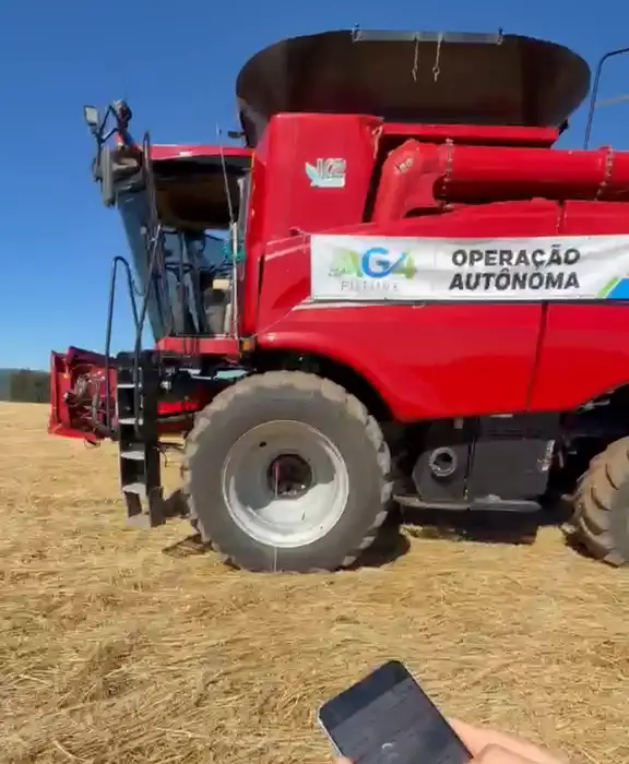 Colheitadeira Case IH identificada com AG4 Operação Autônoma