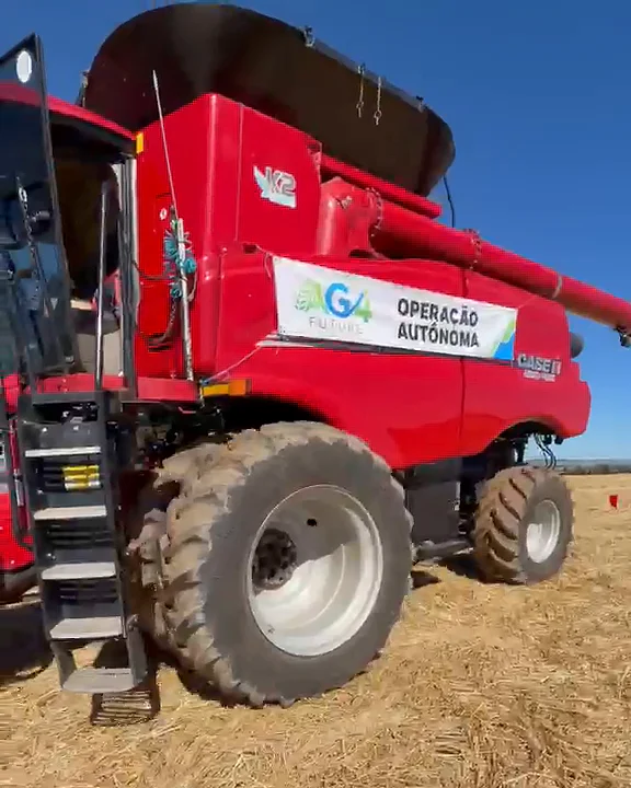 Colheitadeira Case IH com adesivo AG4 Operação Autônoma em área de testes