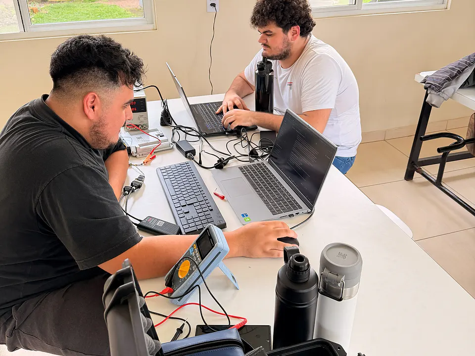 Dois engenheiros da AG4 trabalhando com notebooks e instrumentos