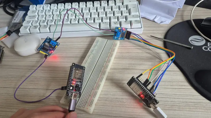 Bancada com microcontroladores e módulos CAN