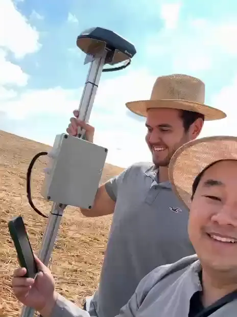 Equipe AG4 em campo com antena de sinal corrigido, módulo de mapeamento e celular
