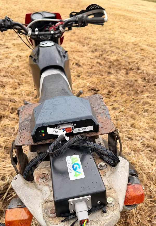 AG4 Mapper instalado em uma moto no talhão: antena com sinal corrigido (rover) e módulo AG4